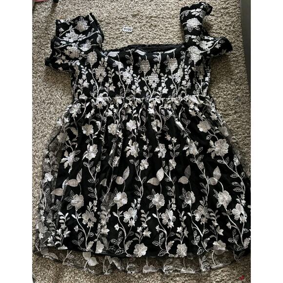 Torrid Mini Lace Smocked Floral Dress Womens Sz 6X Black White Off Shoulder NEW - Picture 2 of 9